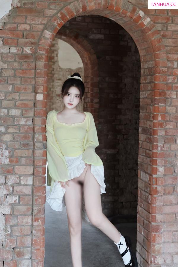   [XiuRen]高清写真图 2024.08.16 No.9024 小薯条nienie 美乳性感第35张图片